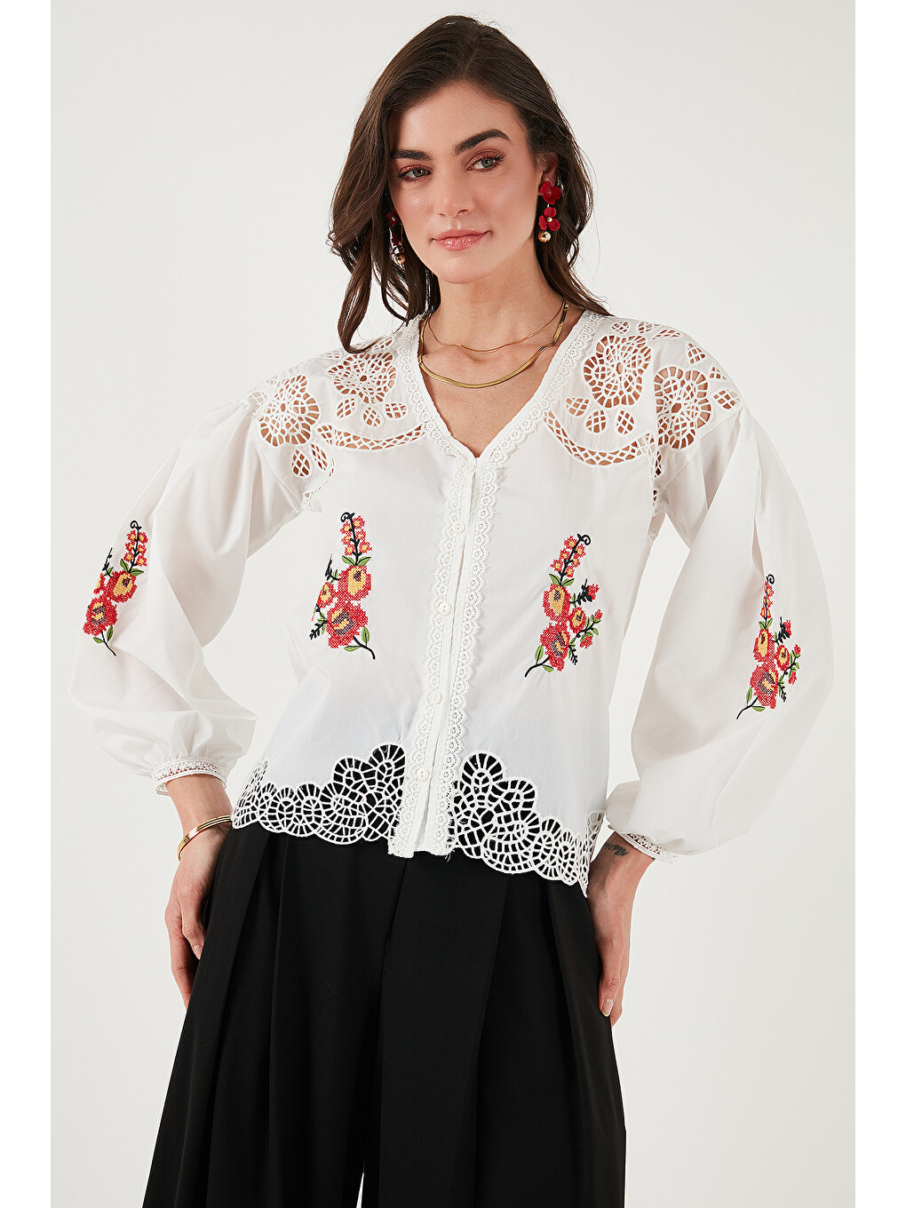 Beyaz Nakış İşlemeli Pamuklu Regular Fit Ajurlu V Yaka Gömlek 676214-1
