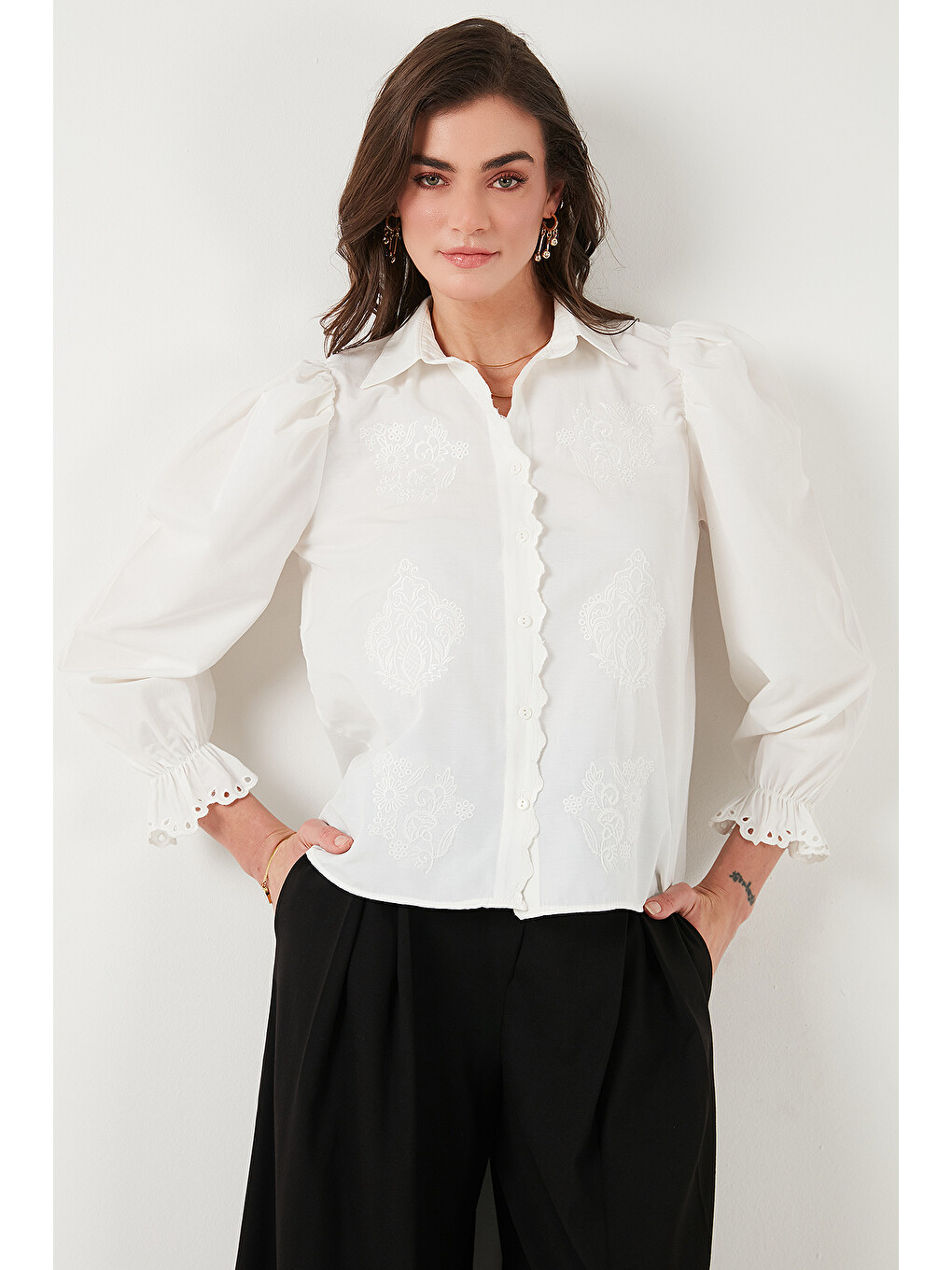 Ekru Pamuklu Slim Fit Nakışlı Balon Kol Gömlek 676208-1