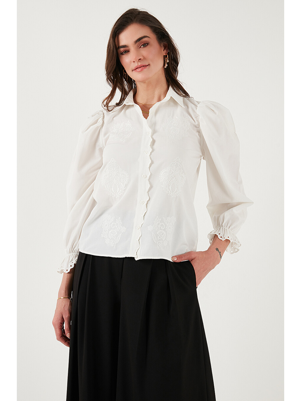 Ekru Pamuklu Slim Fit Nakışlı Balon Kol Gömlek 676208-4