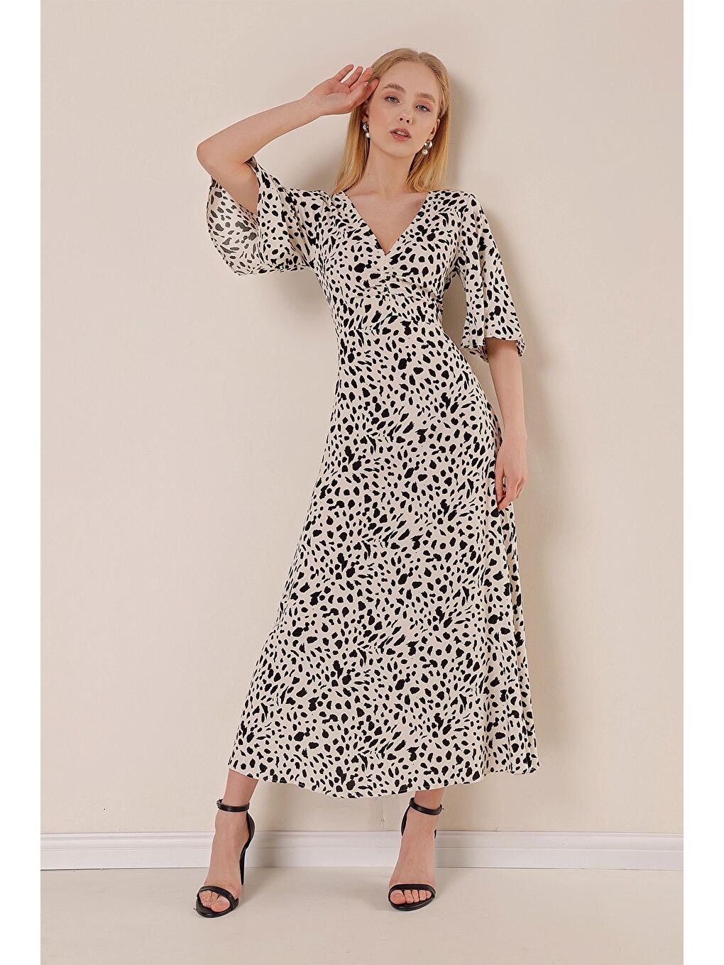 Bej Kadın Taş V Yaka Kısa Kol Desenli Elbise