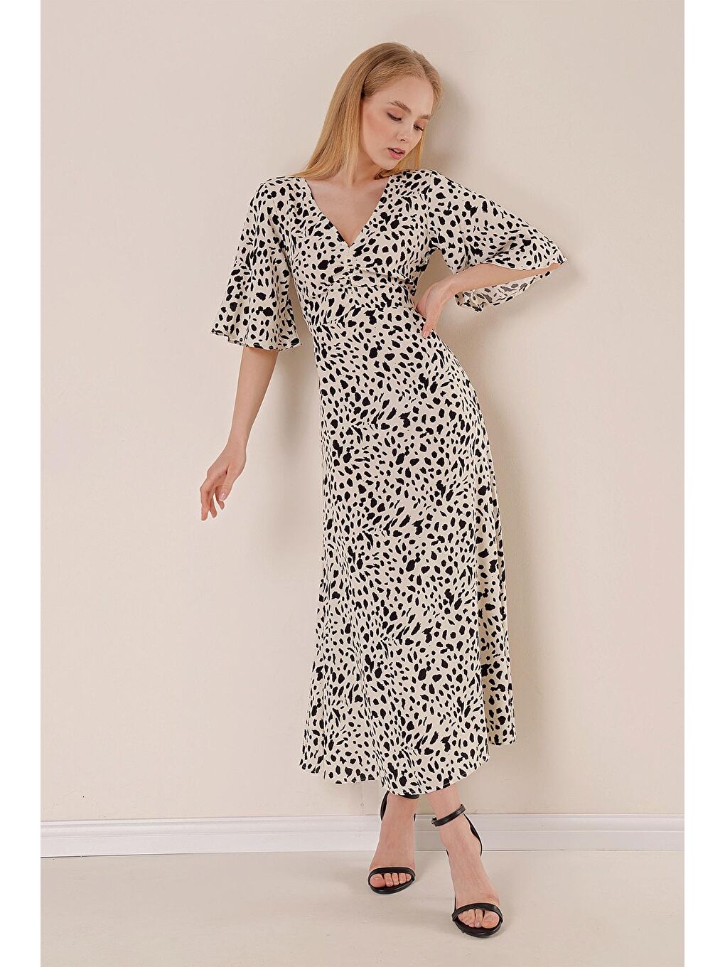 Bej Kadın Taş V Yaka Kısa Kol Desenli Elbise-1