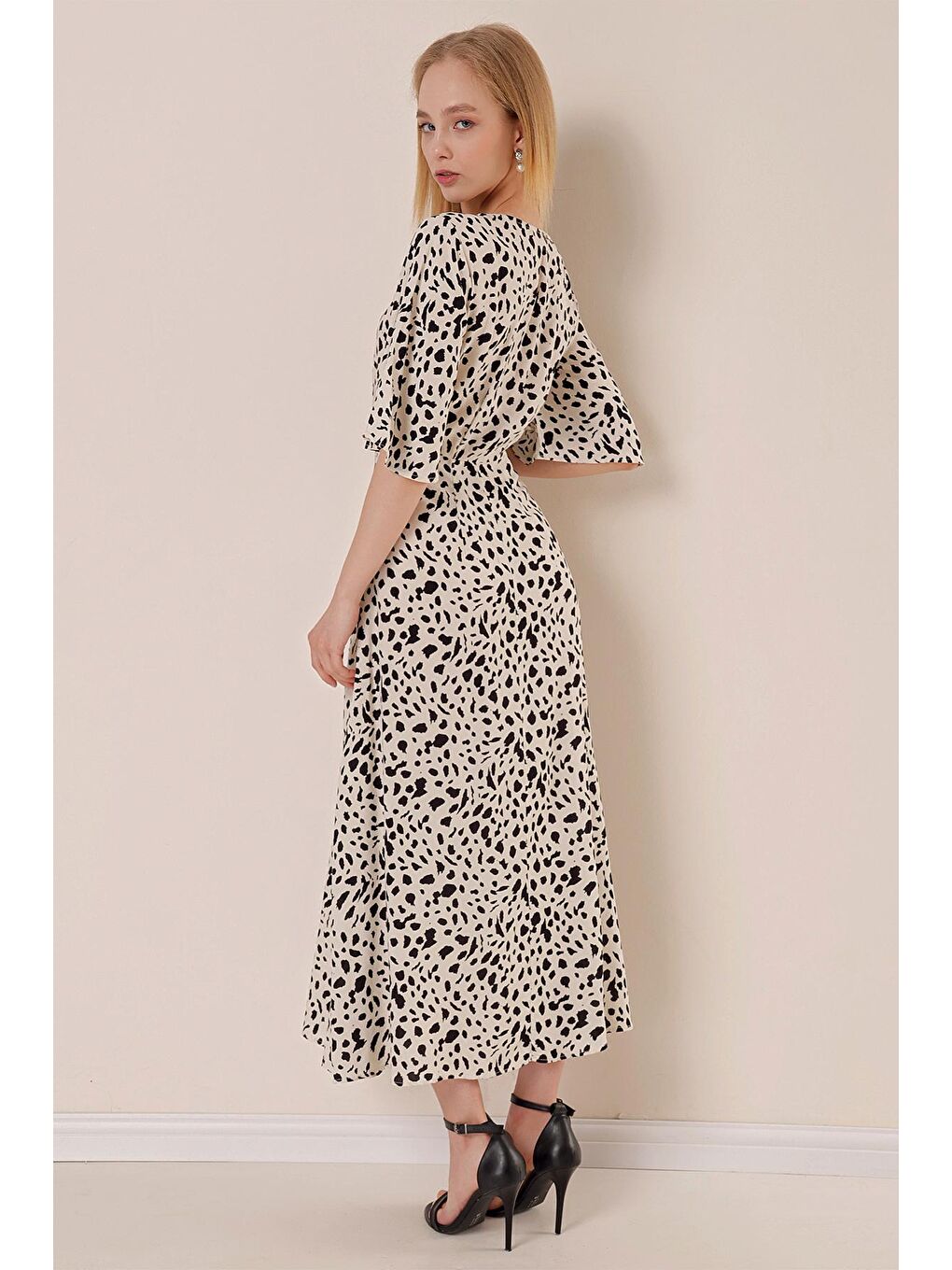 Bej Kadın Taş V Yaka Kısa Kol Desenli Elbise-4