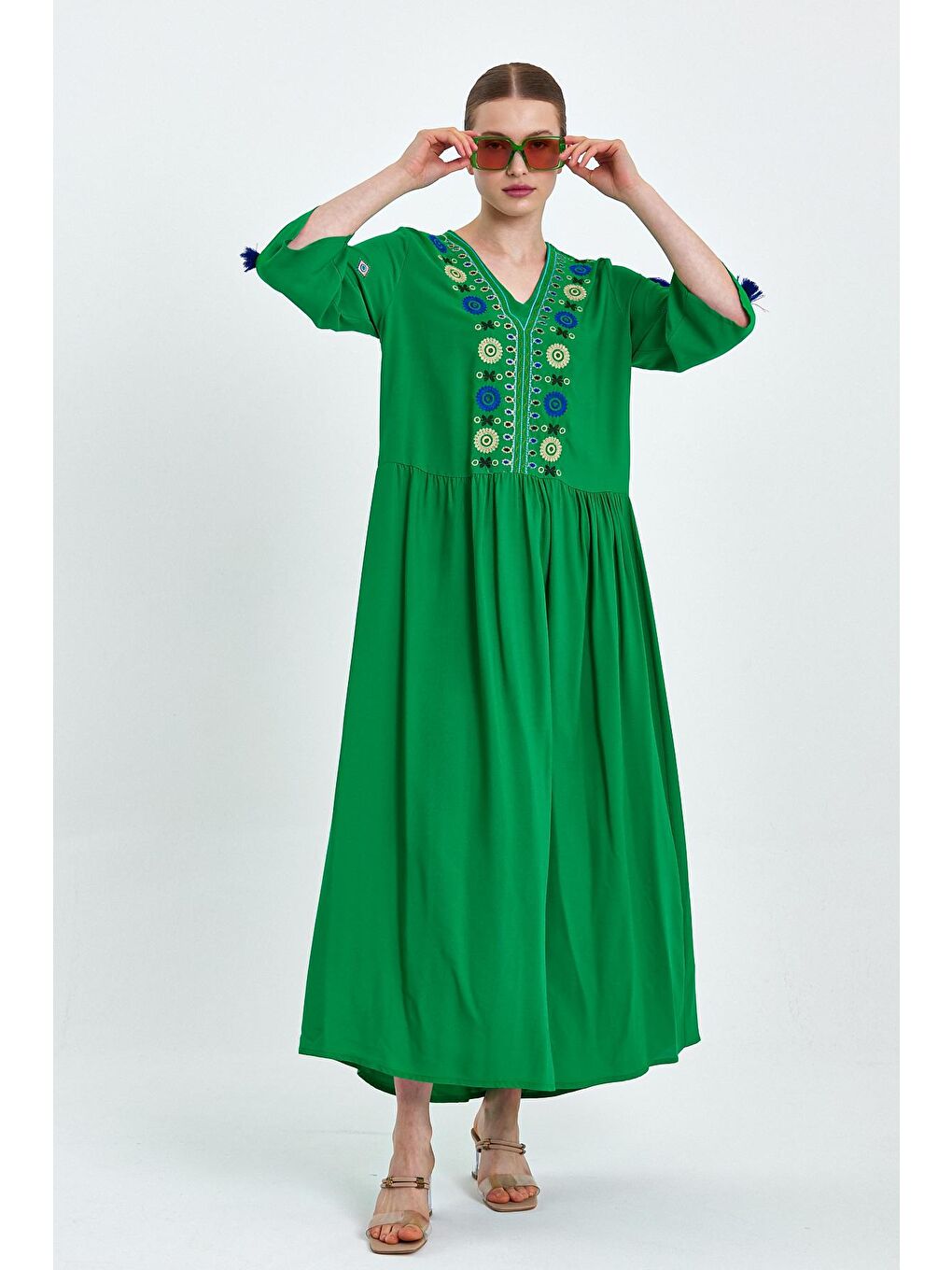 Yeşil Kadın Nakışlı Uzun Elbise-1