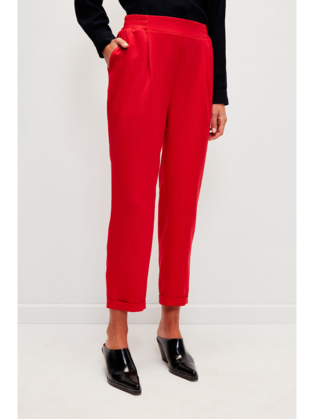Kırmızı Beli Lastikli Rahat Kesim Düz Renk Pantolon-1