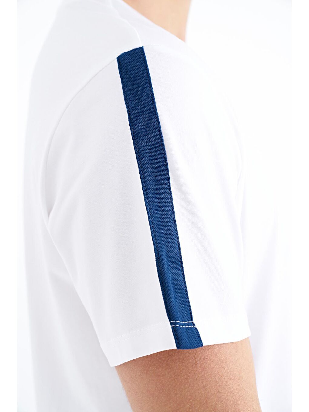 Beyaz Kol Şerit Detaylı O Yaka Standart Kalıp Erkek Tişört - 88234-4