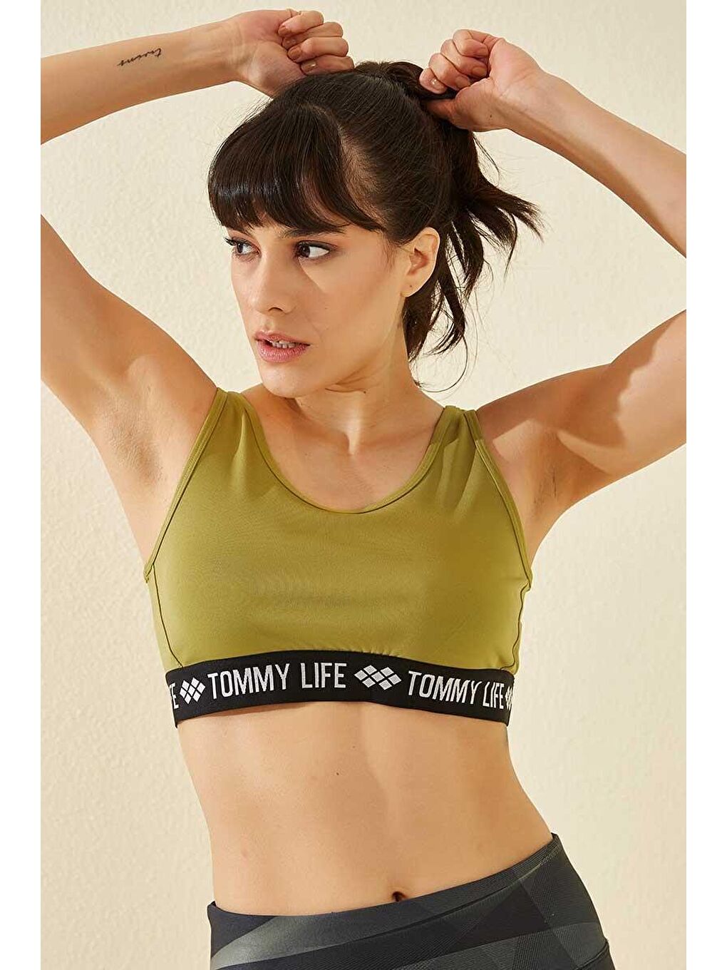 TOMMYLIFE Yağ Yeşili Yazı Şeritli Standart Kalıp U Yaka Kadın Spor Büstiyer - 97113 - 1