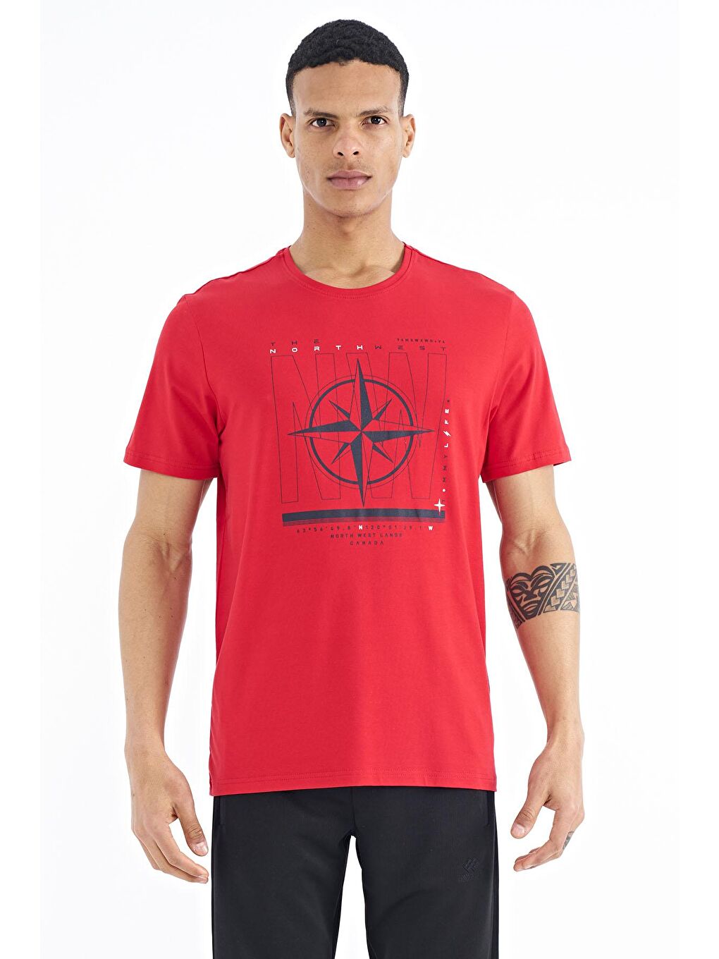 TOMMYLIFE Kırmızı Yazı ve Pusula Baskılı Standart Kalıp O Yaka Erkek T-Shirt - 88173