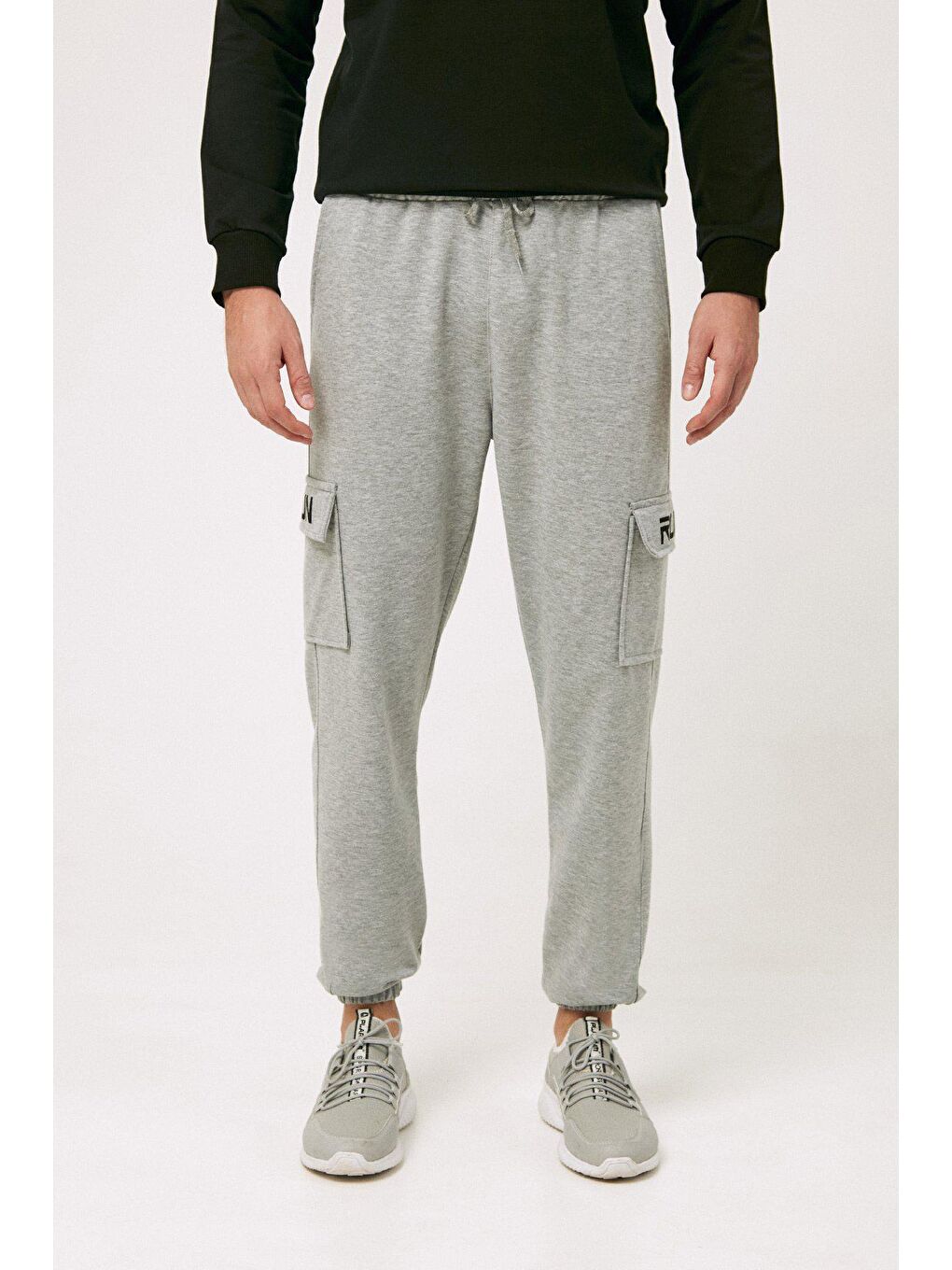 Gri Kargo Cepli Run Yazı Baskılı Jogger Eşofman Altı-4