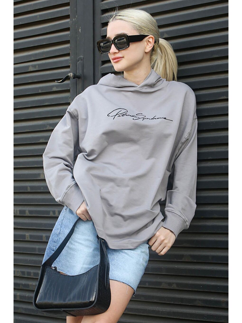 Boyalı Gri Nakışlı Kapüşonlu Kadın Sweatshirt MG1691