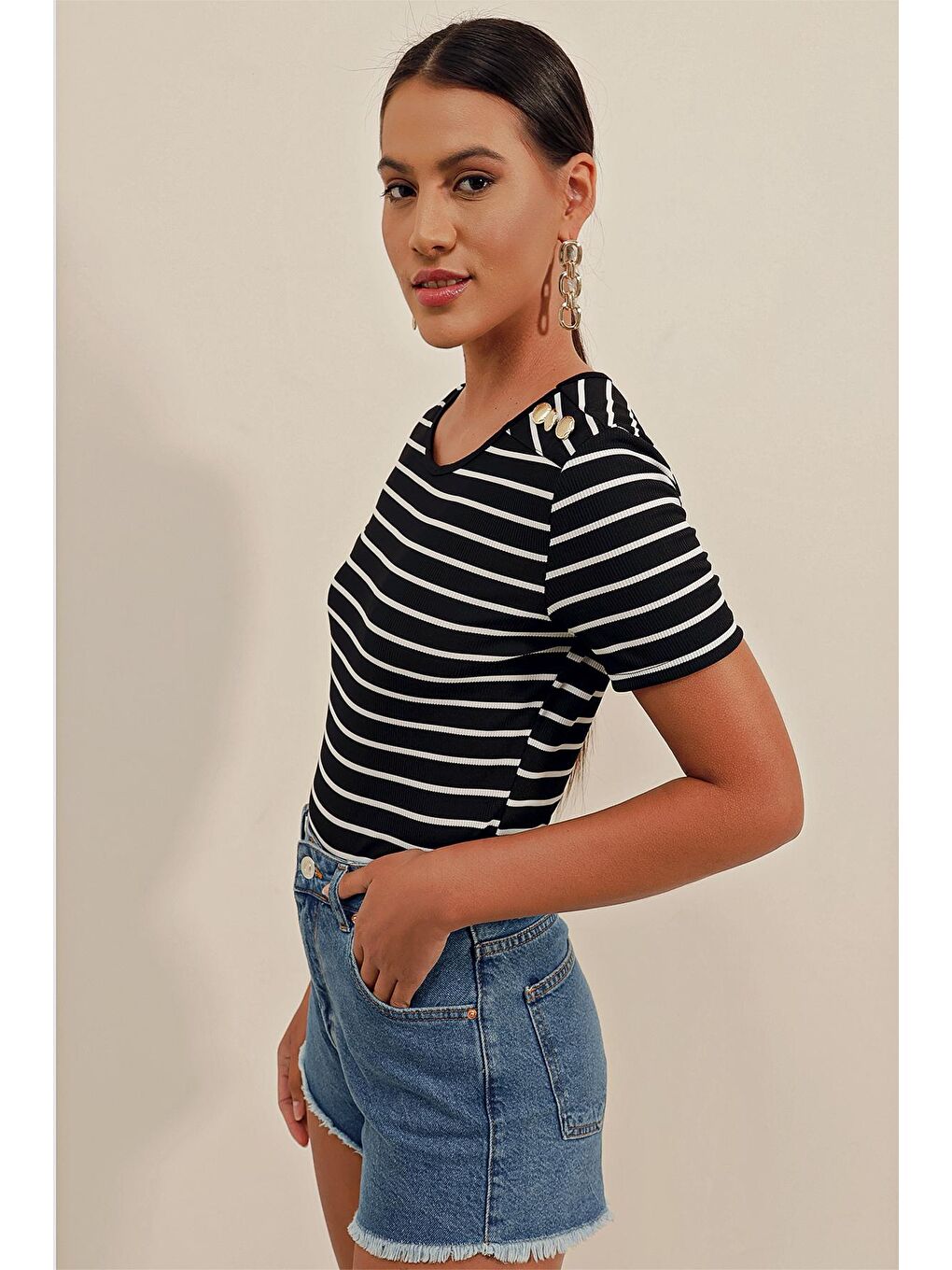 0479 Düğmeli Çizgili Bluz - Siyah-1