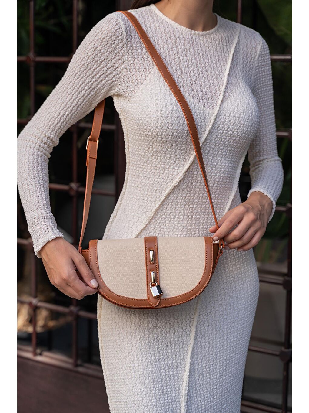 Diva Kontrast Tasarım Çapraz Askılı Kadın Çanta - Bej