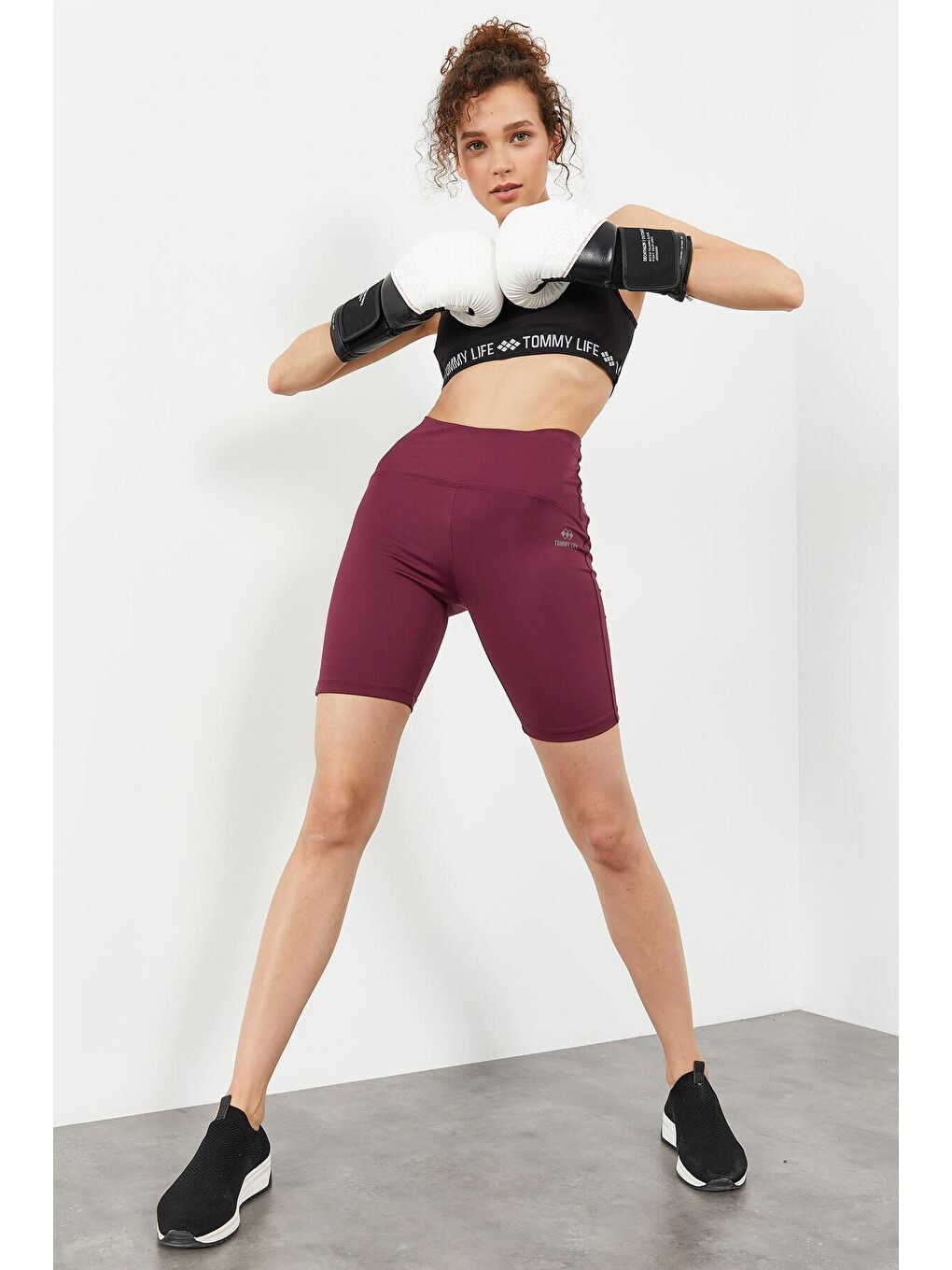 Siyah - Beyaz Yazı Şeritli Standart Kalıp U Yaka Kadın Spor Büstiyer - 97113-1