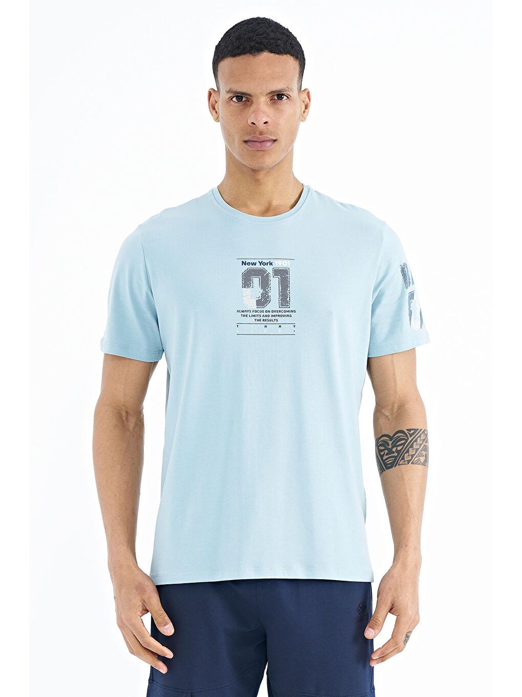 Açık Mavi Ön ve Tek Kol Baskı Detaylı O Yaka Erkek Tişört - 88176