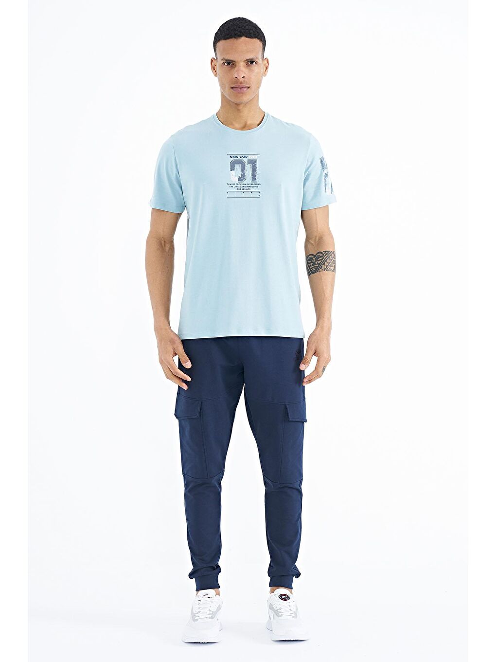 Açık Mavi Ön ve Tek Kol Baskı Detaylı O Yaka Erkek Tişört - 88176-1