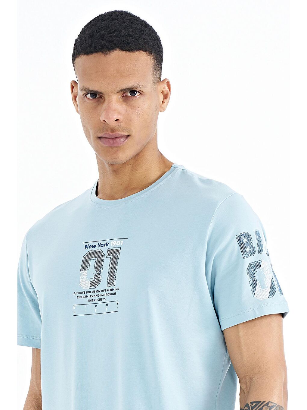 Açık Mavi Ön ve Tek Kol Baskı Detaylı O Yaka Erkek Tişört - 88176-3
