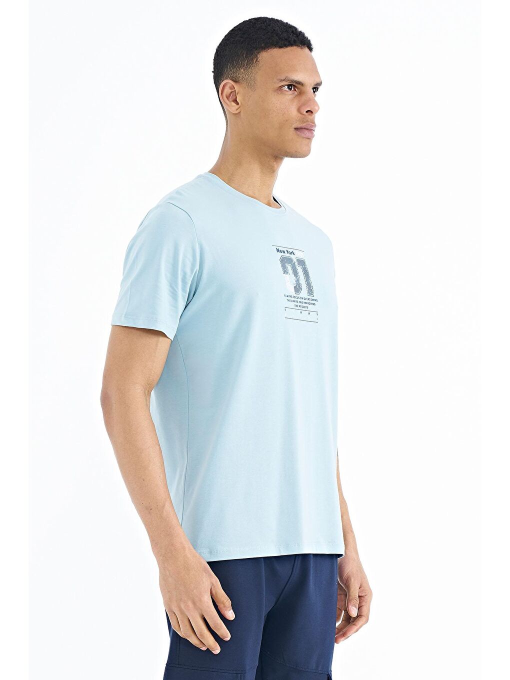 Açık Mavi Ön ve Tek Kol Baskı Detaylı O Yaka Erkek Tişört - 88176-4