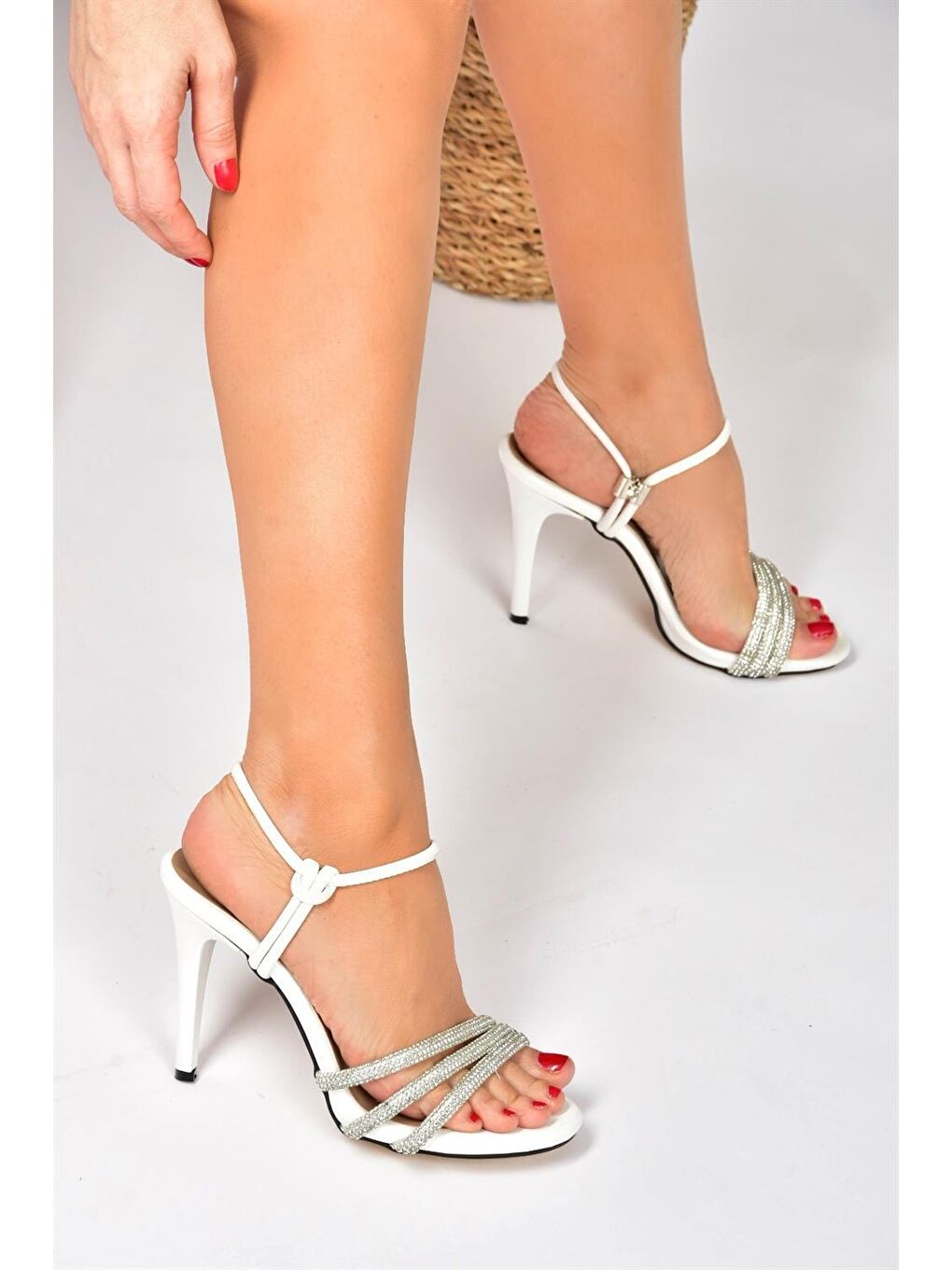 Beyaz Taşlı İnce Topuklu Kadın Abiye Ayakkabı P997005509