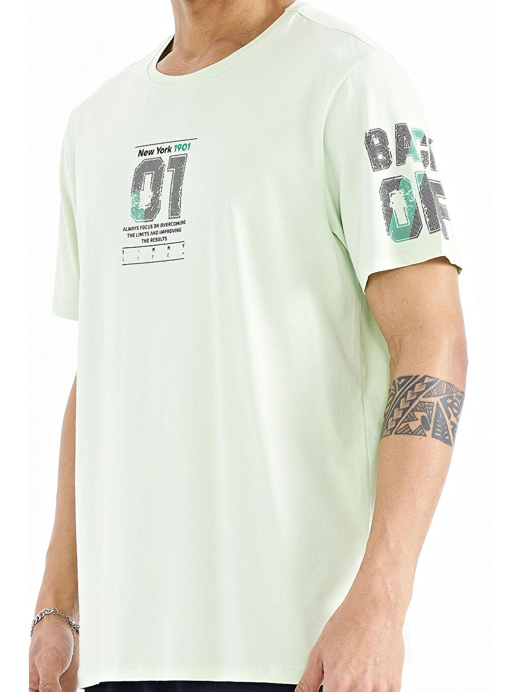 Açık Yeşil Ön ve Tek Kol Baskı Detaylı O Yaka Erkek Tişört - 88176-2