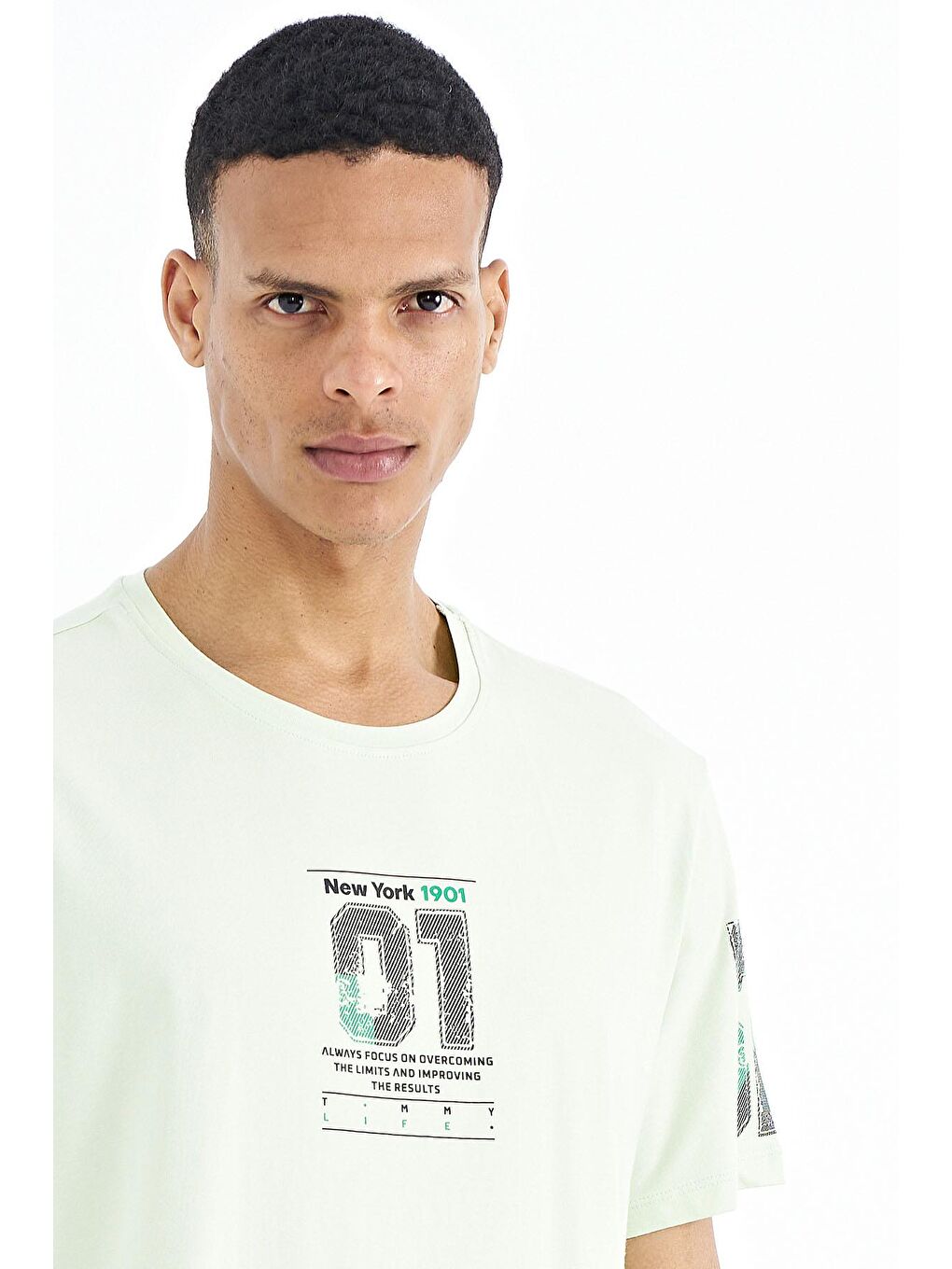 Açık Yeşil Ön ve Tek Kol Baskı Detaylı O Yaka Erkek Tişört - 88176-3