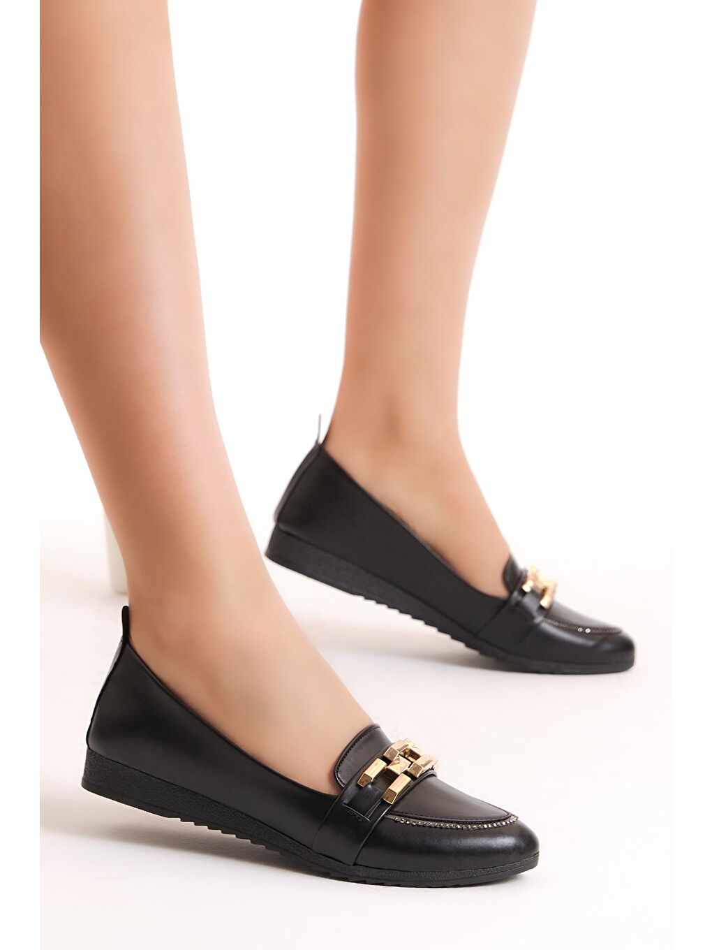 Kadın Siyah Rahat Kalıp Önü Zincir Detaylı Babet