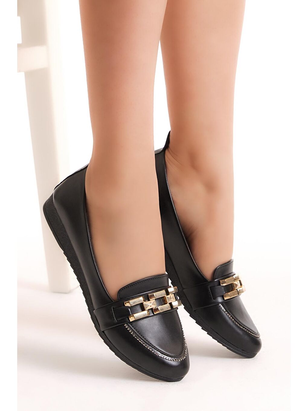 Kadın Siyah Rahat Kalıp Önü Zincir Detaylı Babet-1