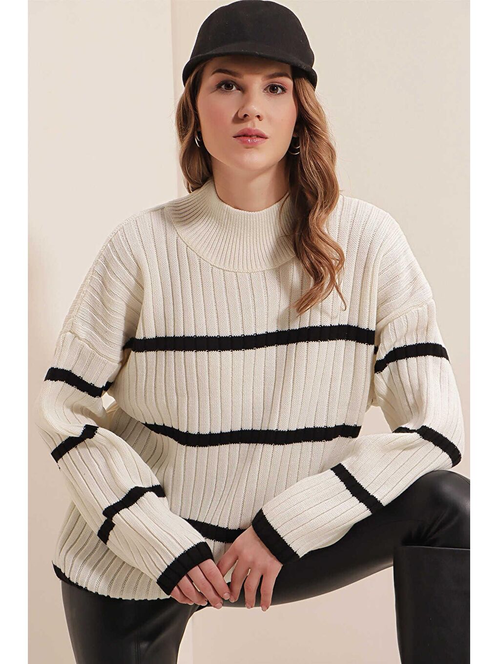 Kadın Beyaz Yarım Balıkçı Yaka Çizgili Triko Kazak