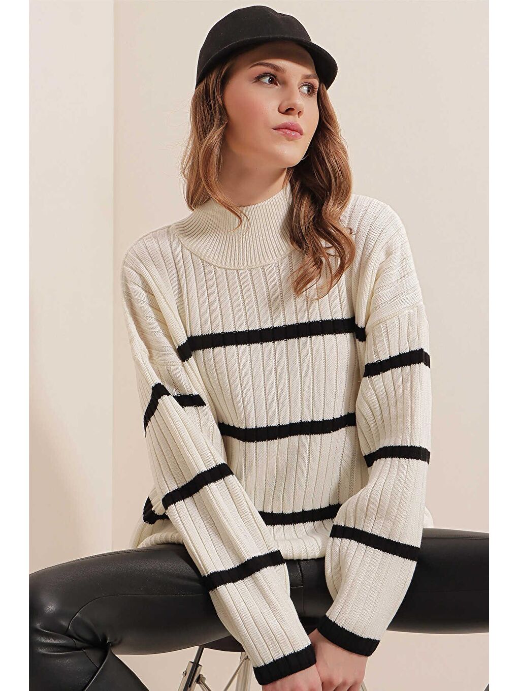 Kadın Beyaz Yarım Balıkçı Yaka Çizgili Triko Kazak-1