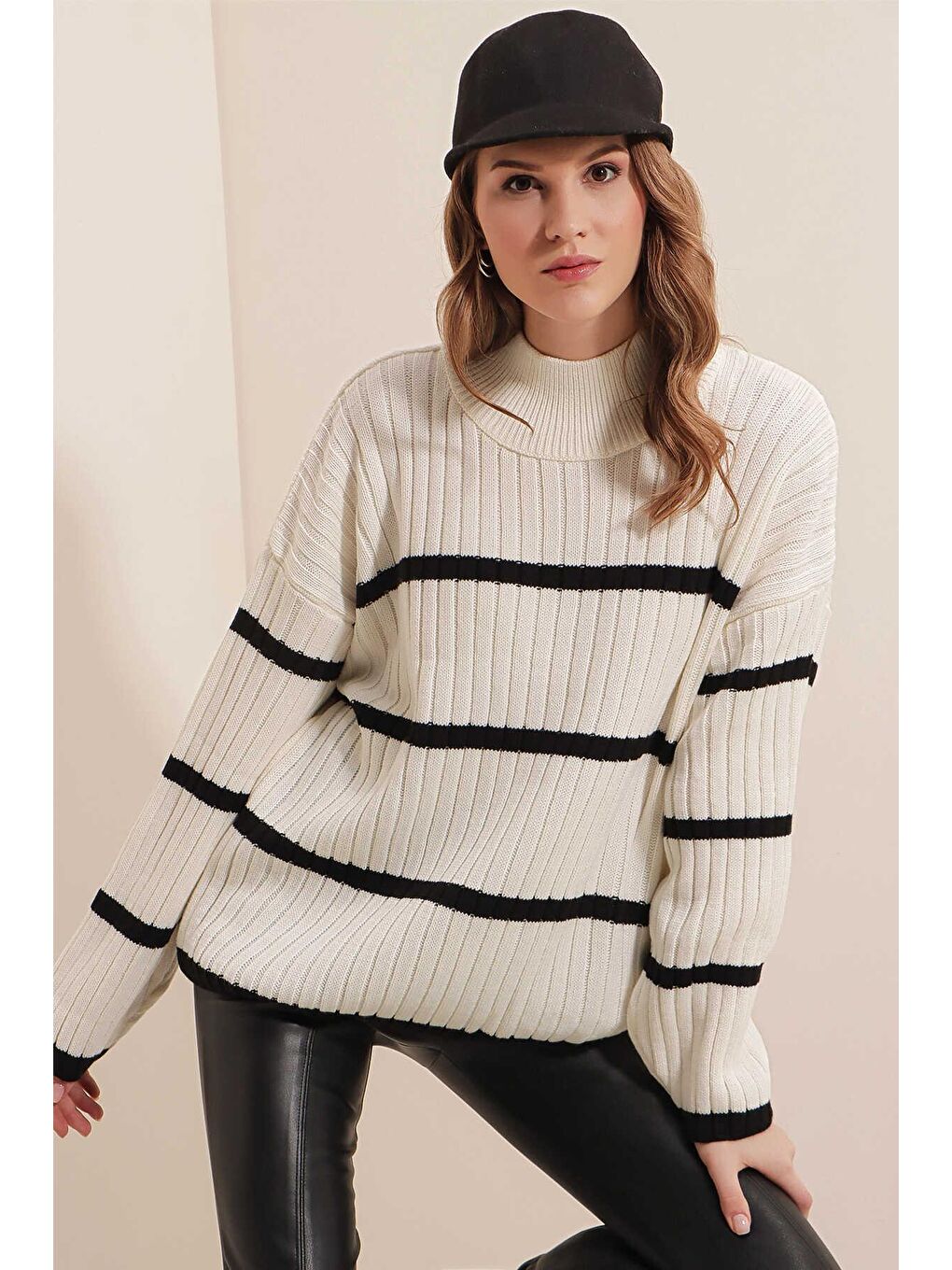Kadın Beyaz Yarım Balıkçı Yaka Çizgili Triko Kazak-2