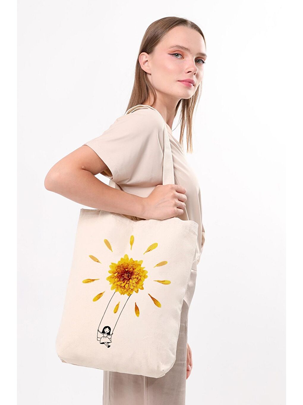 Ekru Kanvas Çiçekte Sallanan Kız Baskılı Çanta-1