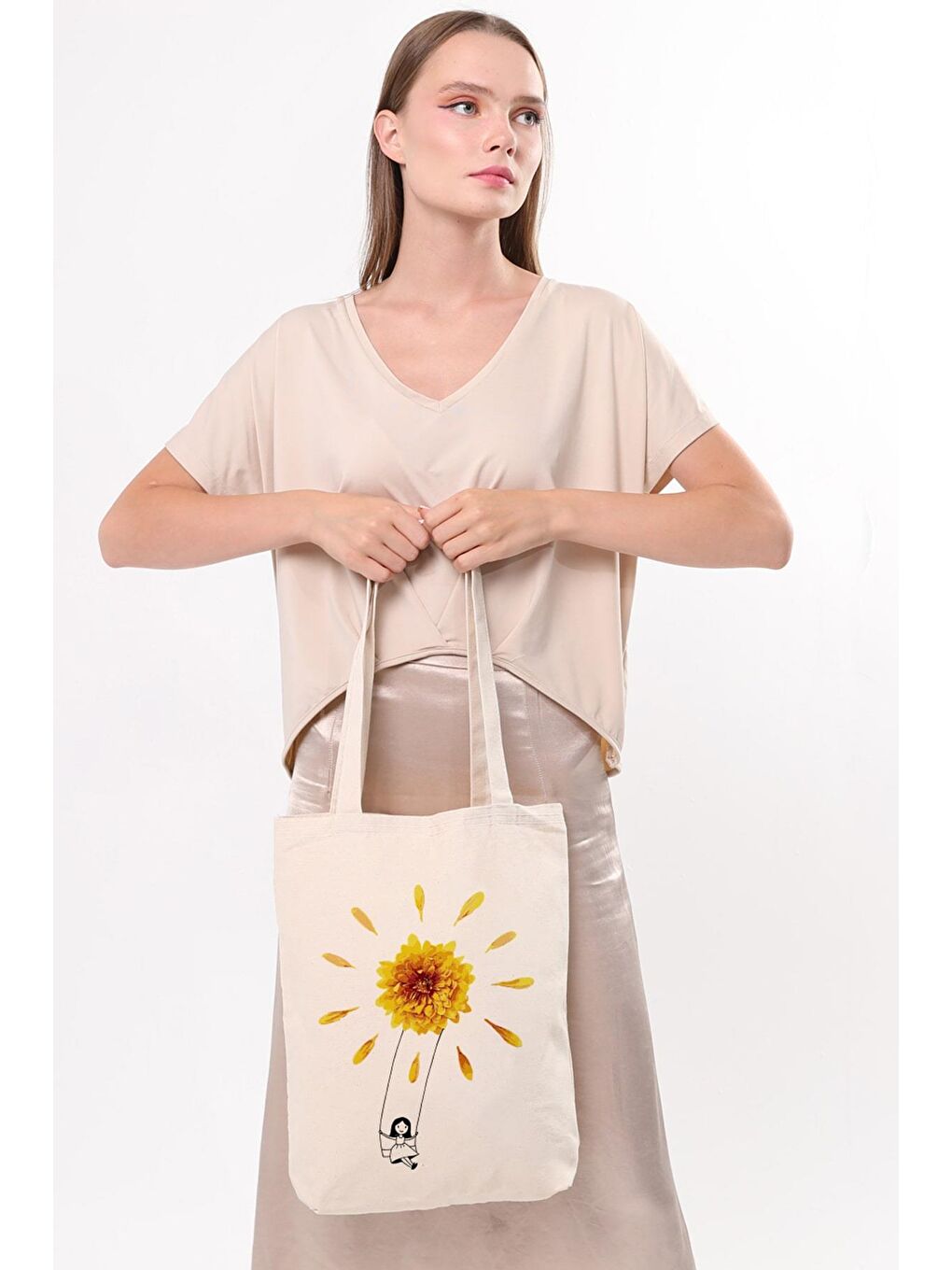 Ekru Kanvas Çiçekte Sallanan Kız Baskılı Çanta-3