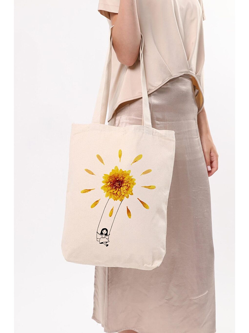 Ekru Kanvas Çiçekte Sallanan Kız Baskılı Çanta-4