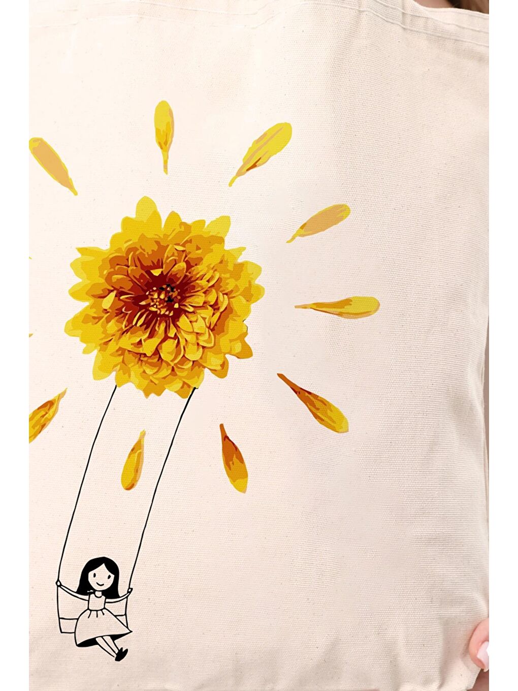 Ekru Kanvas Çiçekte Sallanan Kız Baskılı Çanta-5