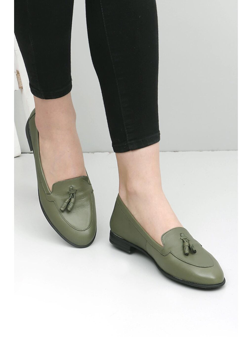 Hakiki Deri Yuvarlak Burun Düz Taban Püsküllü Kadın Babet 24259