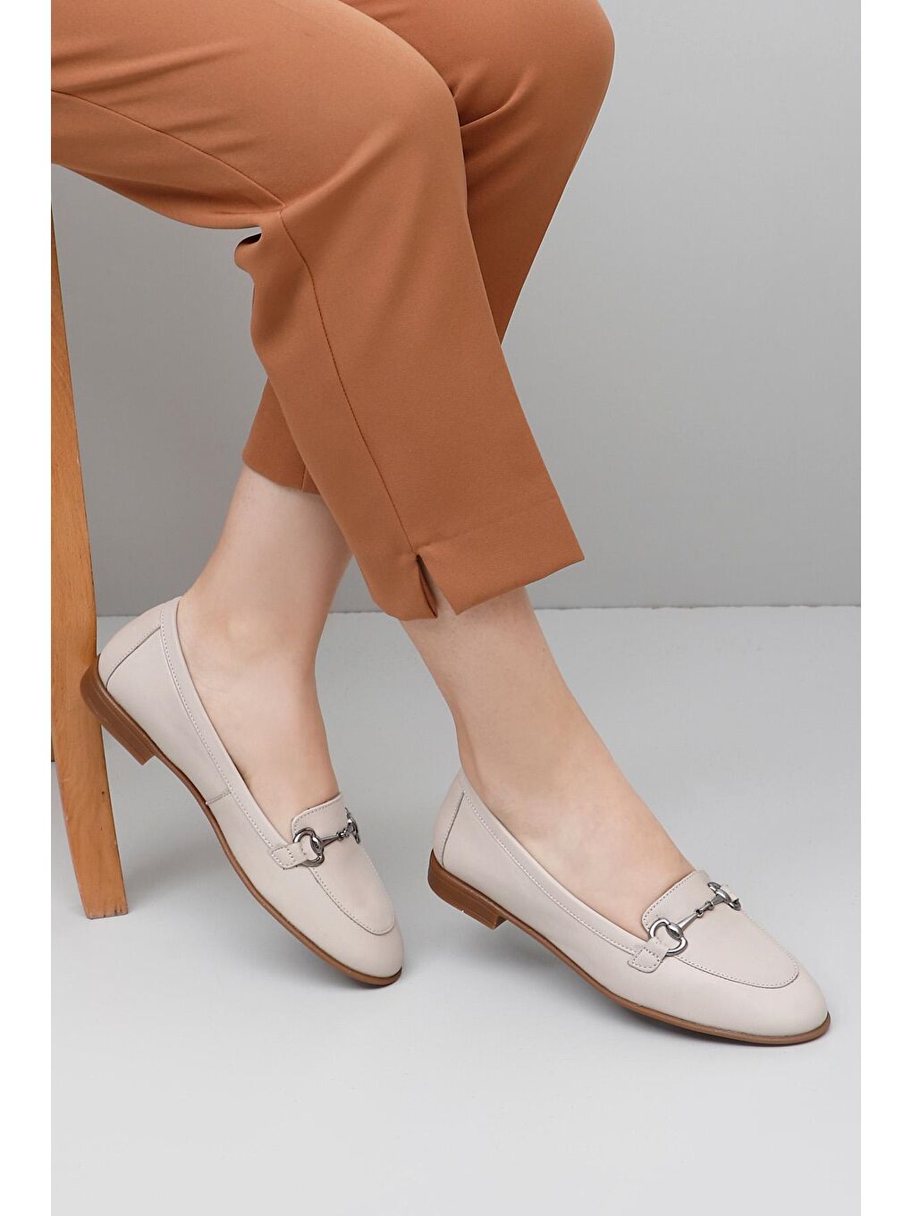 Bej Hakiki Deri Yuvarlak Burun Düz Taban Tokalı Kadın Babet 24162