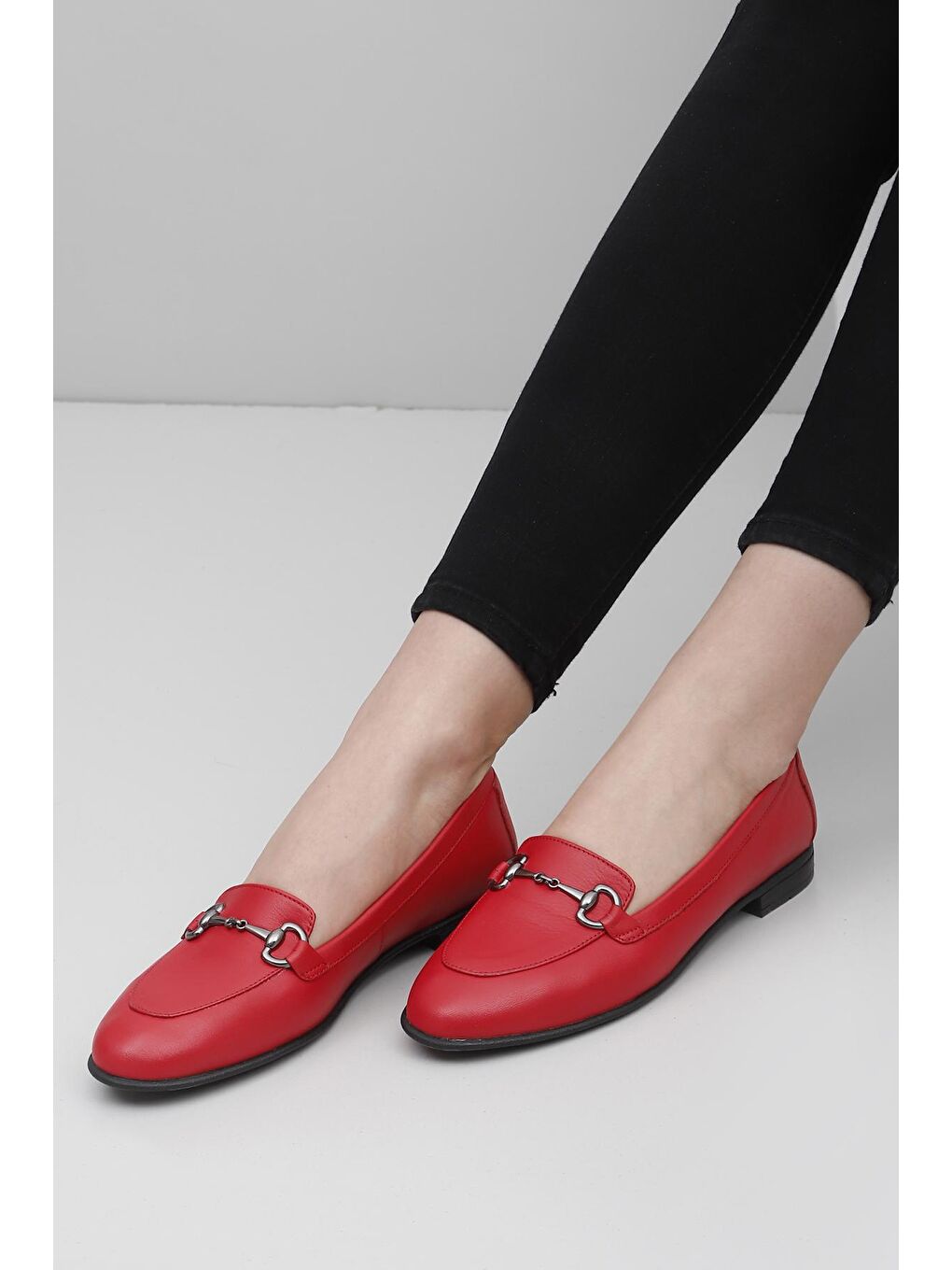 Kırmızı Hakiki Deri Yuvarlak Burun Düz Taban Tokalı Kadın Babet 24162