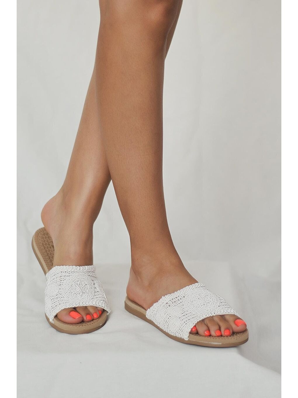 Beyaz Nakışlı Tek Bant Rahat Taban Kadın Terlik 41-875-22-1