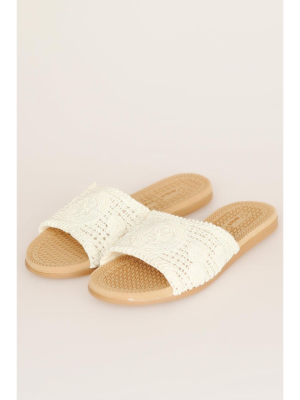 Beyaz Nakışlı Tek Bant Rahat Taban Kadın Terlik 41-875-22-3