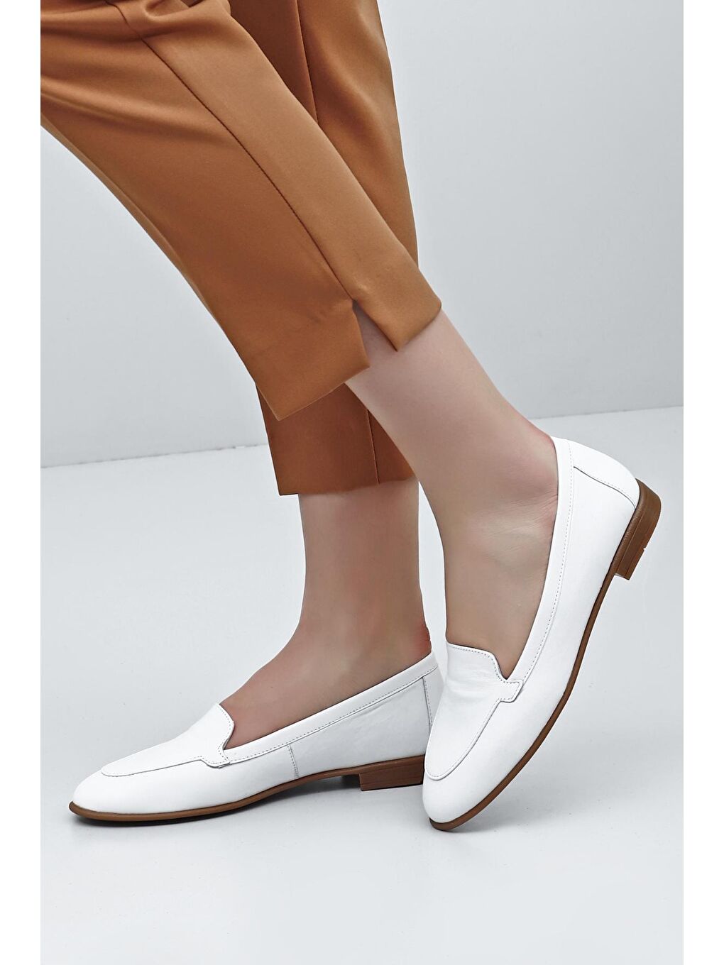 Beyaz Hakiki Deri Yuvarlak Burun Düz Taban Kadın Babet 24158