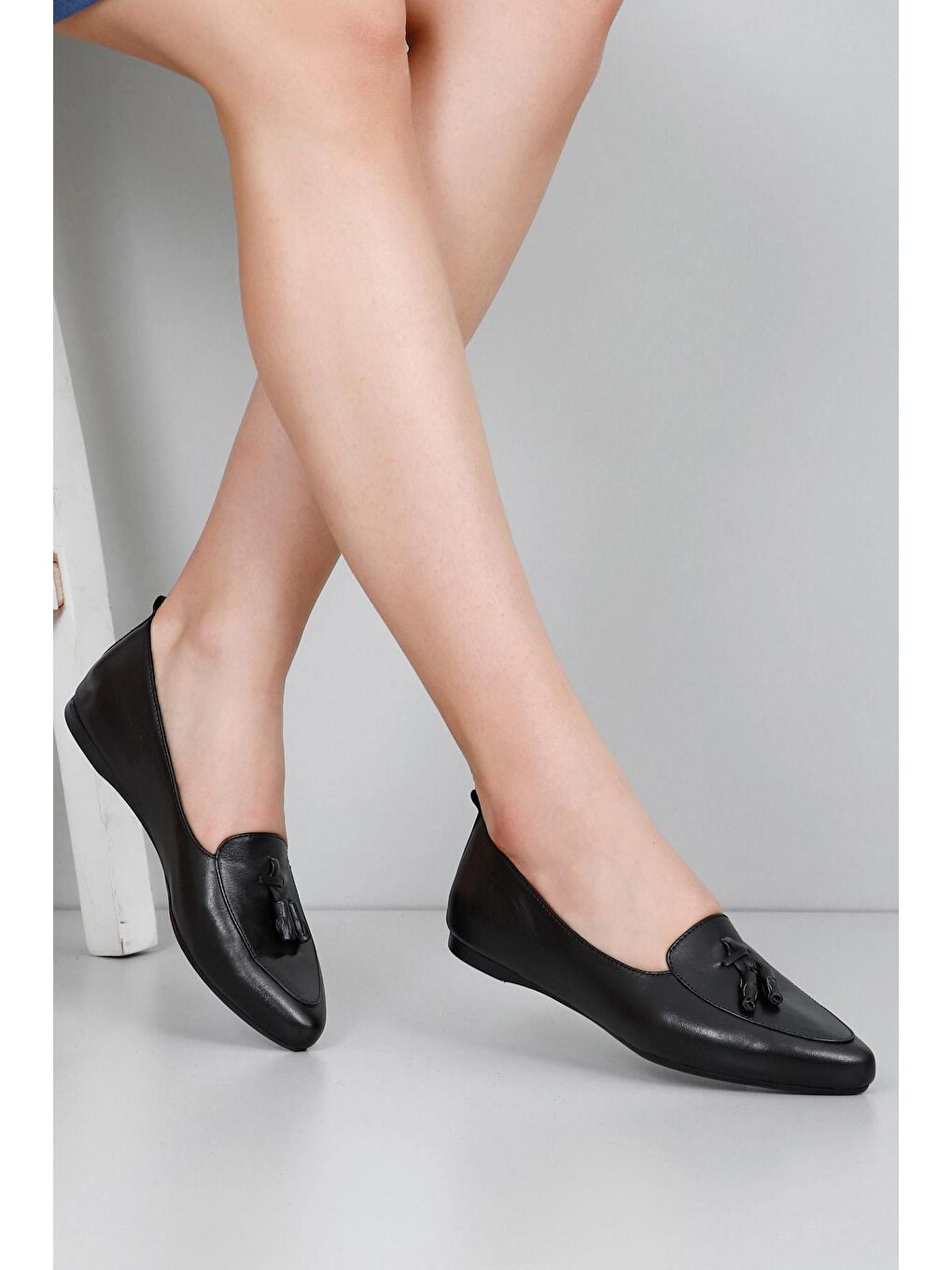 Siyah Hakiki Deri Sivri Burun Düz Taban Püsküllü Kadın Babet 13300