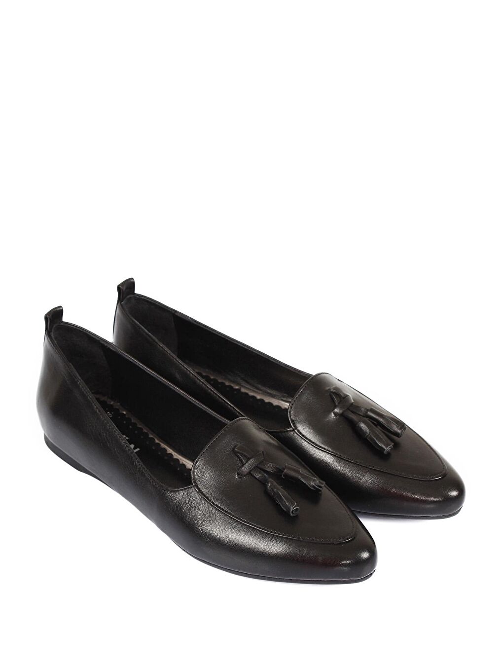 Siyah Hakiki Deri Sivri Burun Düz Taban Püsküllü Kadın Babet 13300-1