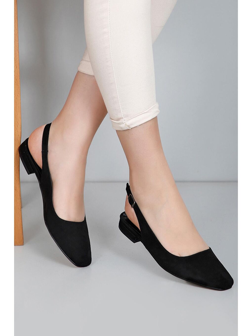 Siyah Küt Burun Kısa Kalın Topuklu Arkası Açık Kadın Babet 35711