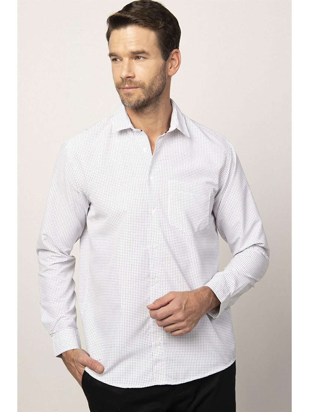 Beyaz Klasik Fit Uzun Kol Tek Cepli Yaka İçi Biyeli Baskılı Erkek Gömlek