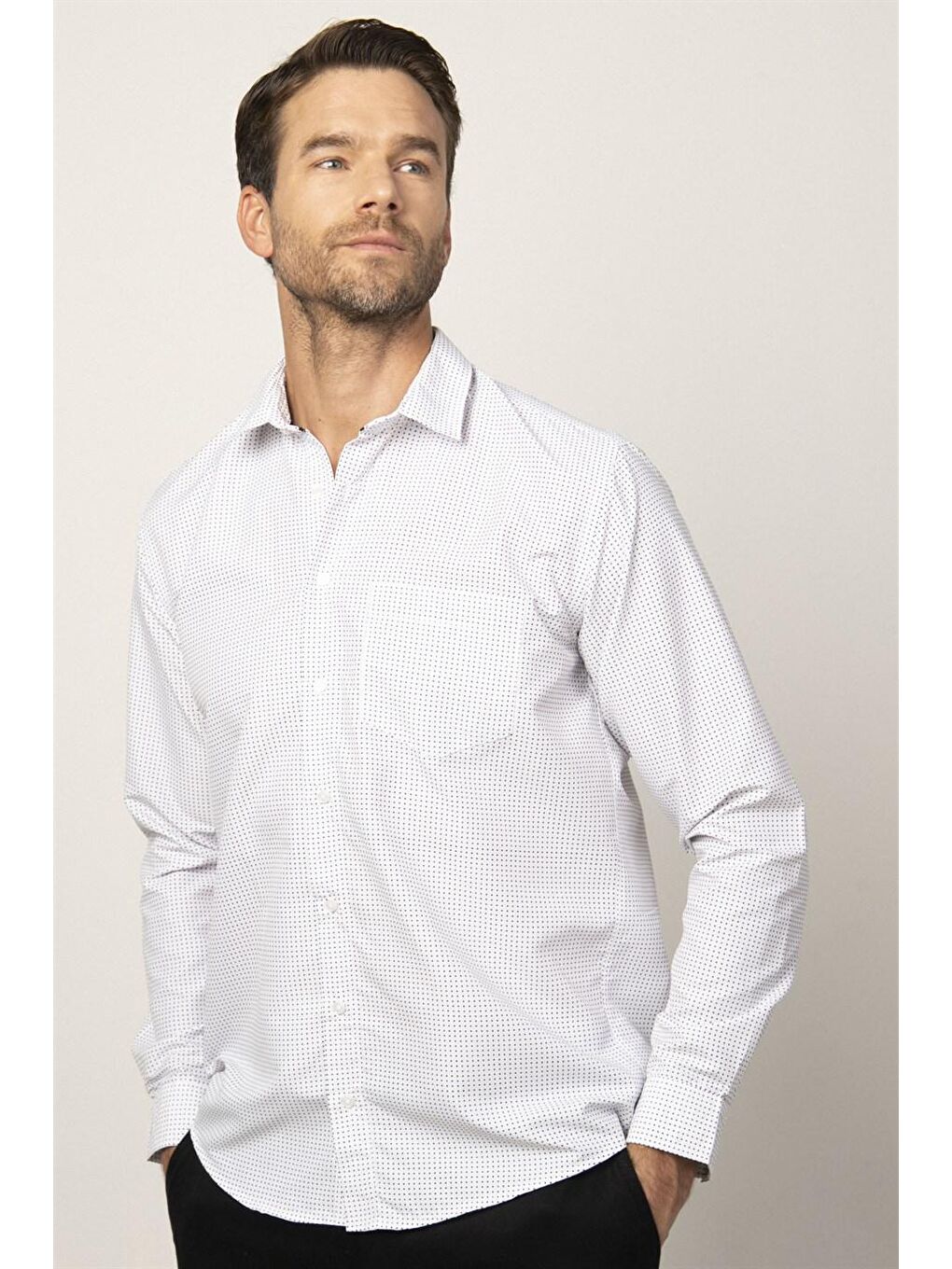 Beyaz Klasik Fit Uzun Kol Tek Cepli Yaka İçi Biyeli Baskılı Erkek Gömlek-1