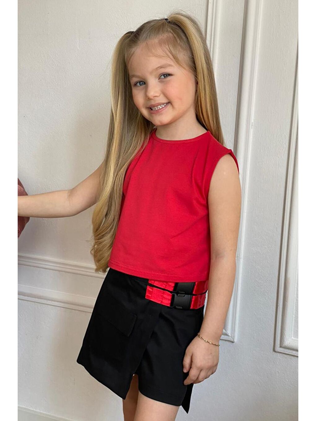 Kız Çocuk Sıfır Kol Bluzlu ve Çift Kemer Detaylı Kırmızı Etekli Takım-1