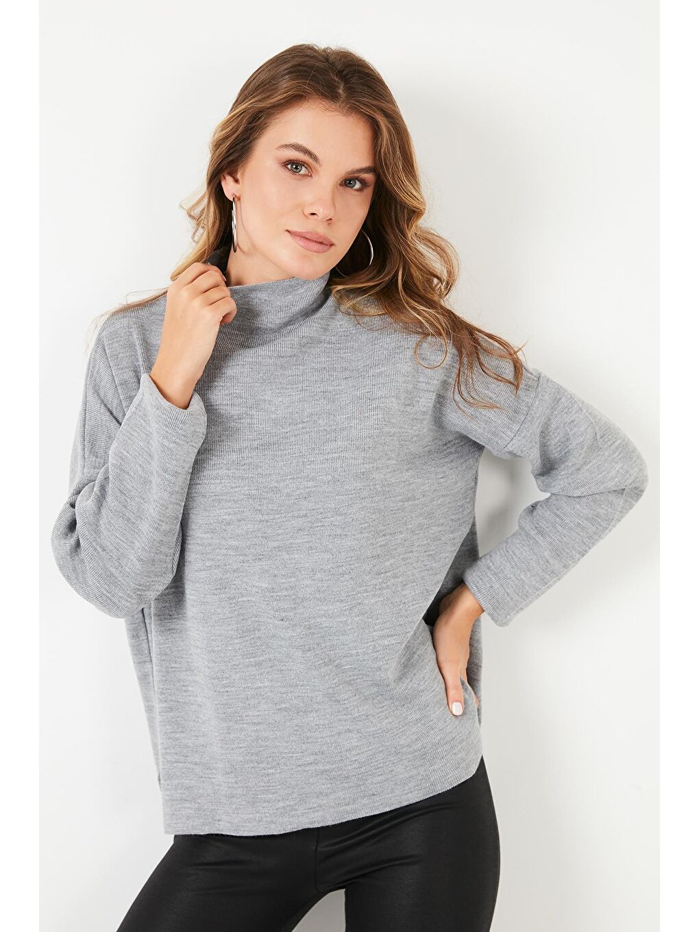 Gri Arkası Uzun Dik Yaka İnce Triko Kazak 4615002-2