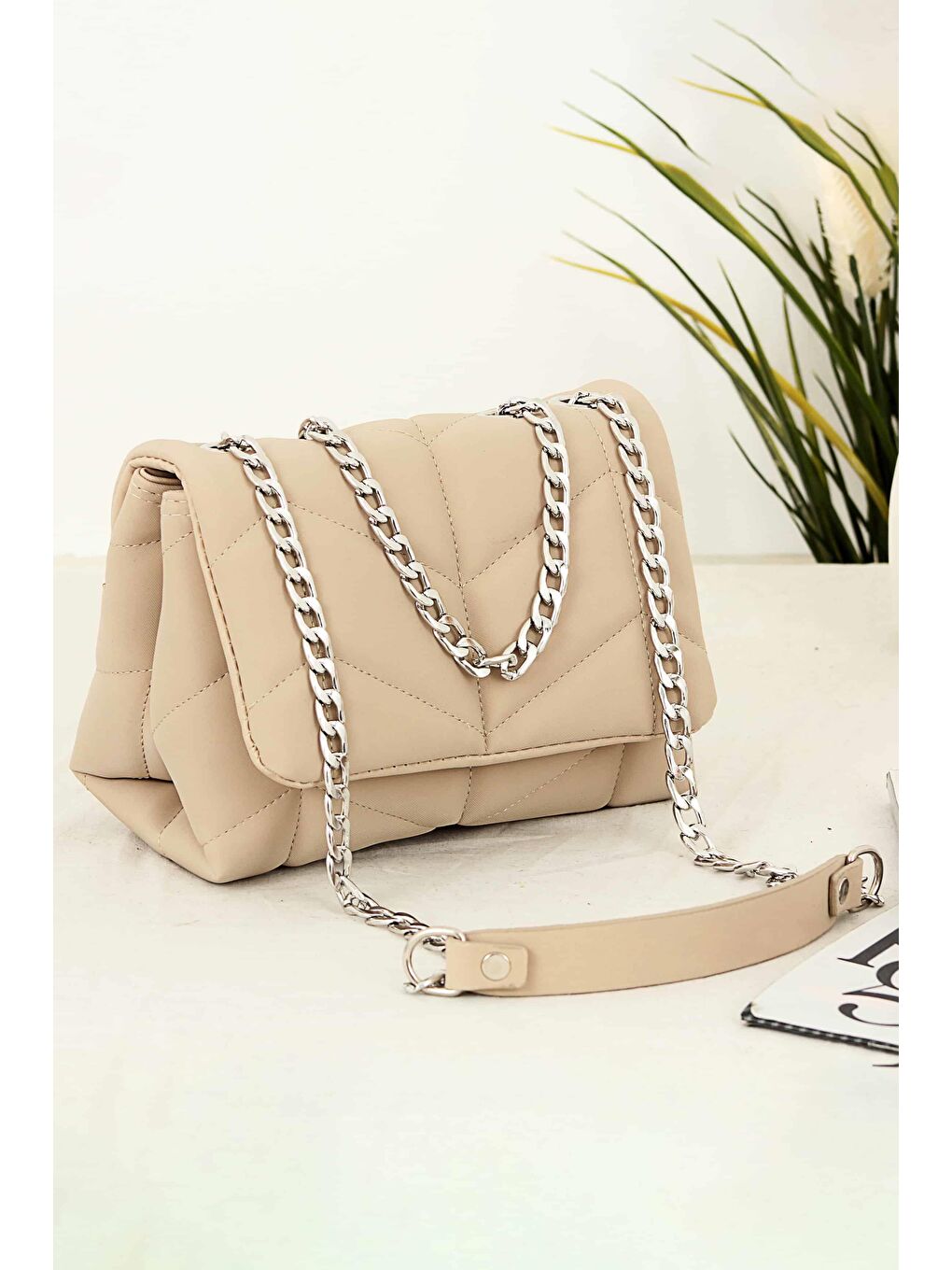 Bej Santos Saten Zincir Askılı Kadın Omuz Çantası BP-4742O
