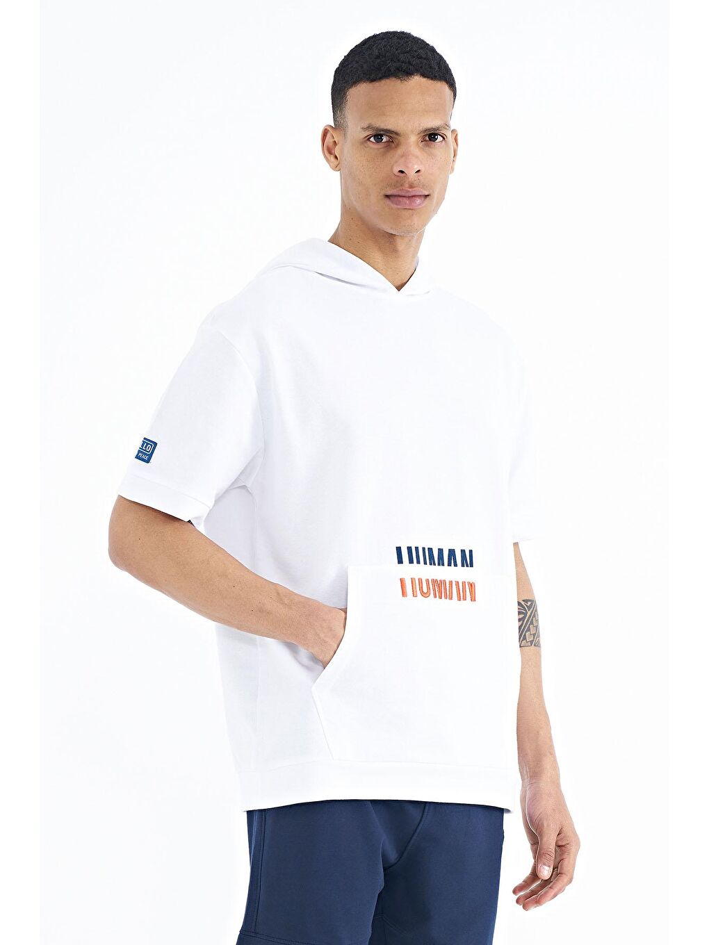 TOMMYLIFE Beyaz Kanguru Cepli Yazı Nakışlı Kapüşonlu Erkek T-Shirt - 88195 - 3