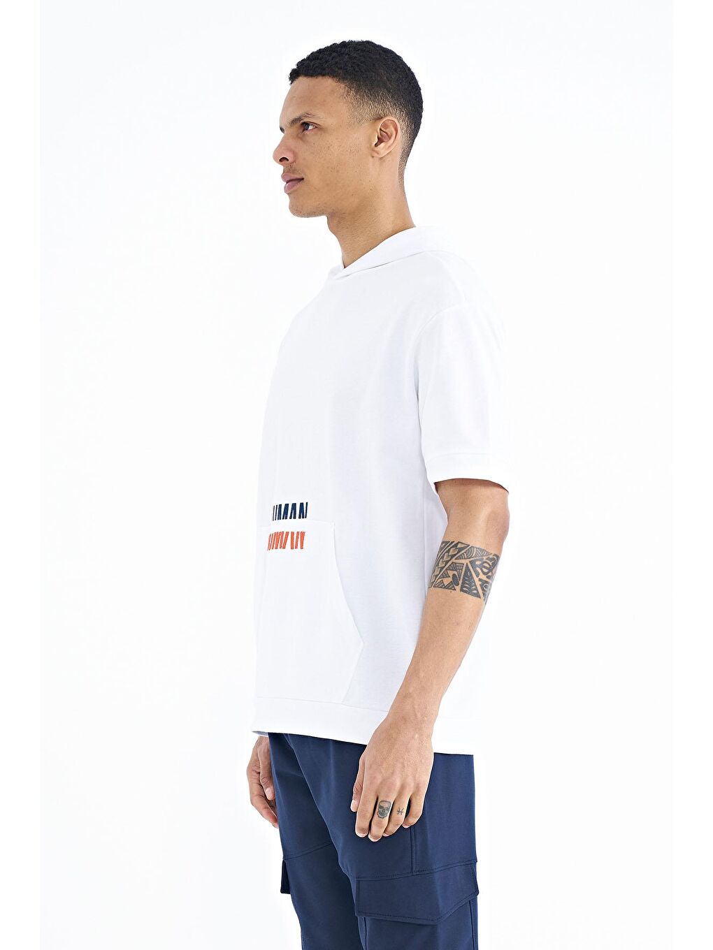 TOMMYLIFE Beyaz Kanguru Cepli Yazı Nakışlı Kapüşonlu Erkek T-Shirt - 88195 - 4