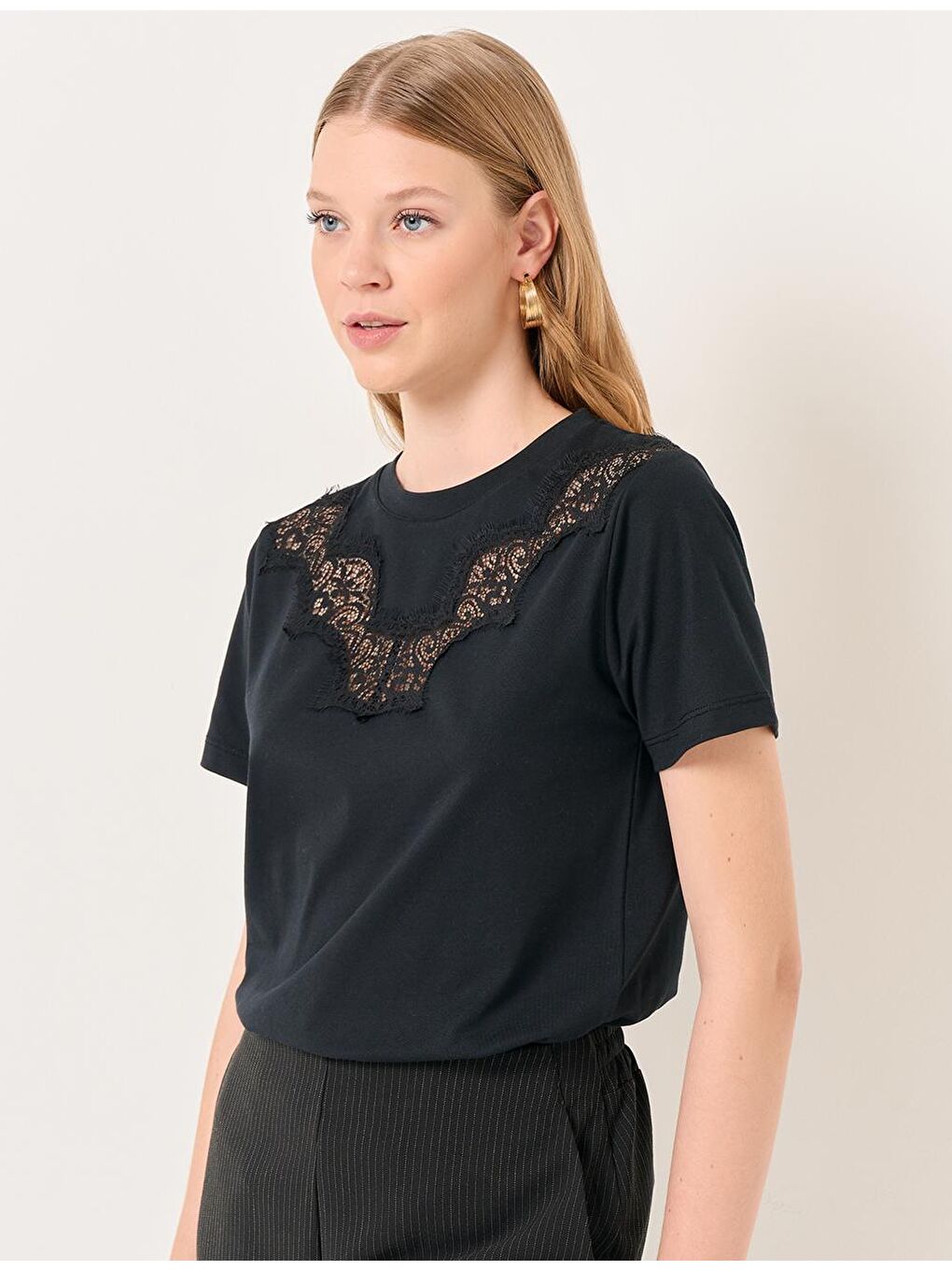 Siyah Kısa Kollu Nakış İşlemeli Tişört-1
