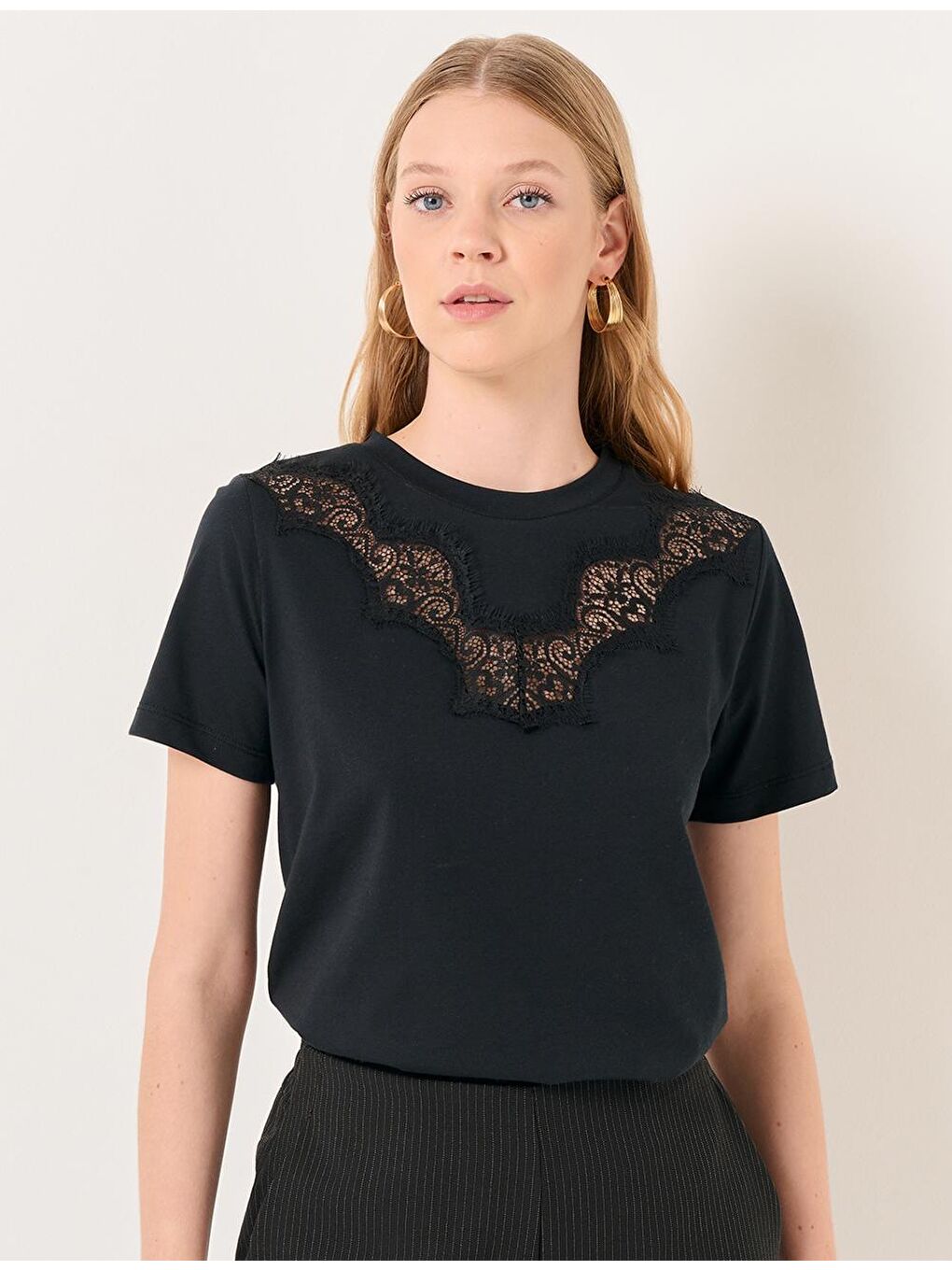Siyah Kısa Kollu Nakış İşlemeli Tişört-2